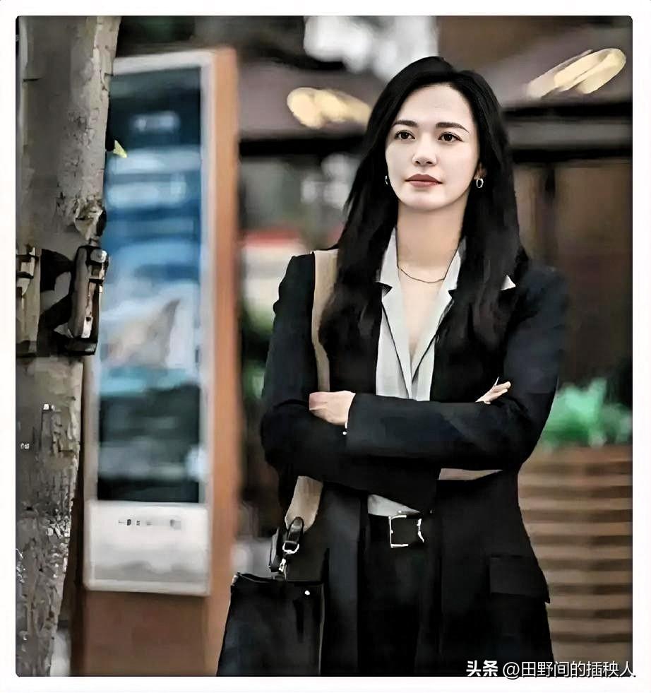 姚晨这些年在娱乐圈一直很有辨识度，气场强、演技稳，事业一路发展得很好。
 
很多