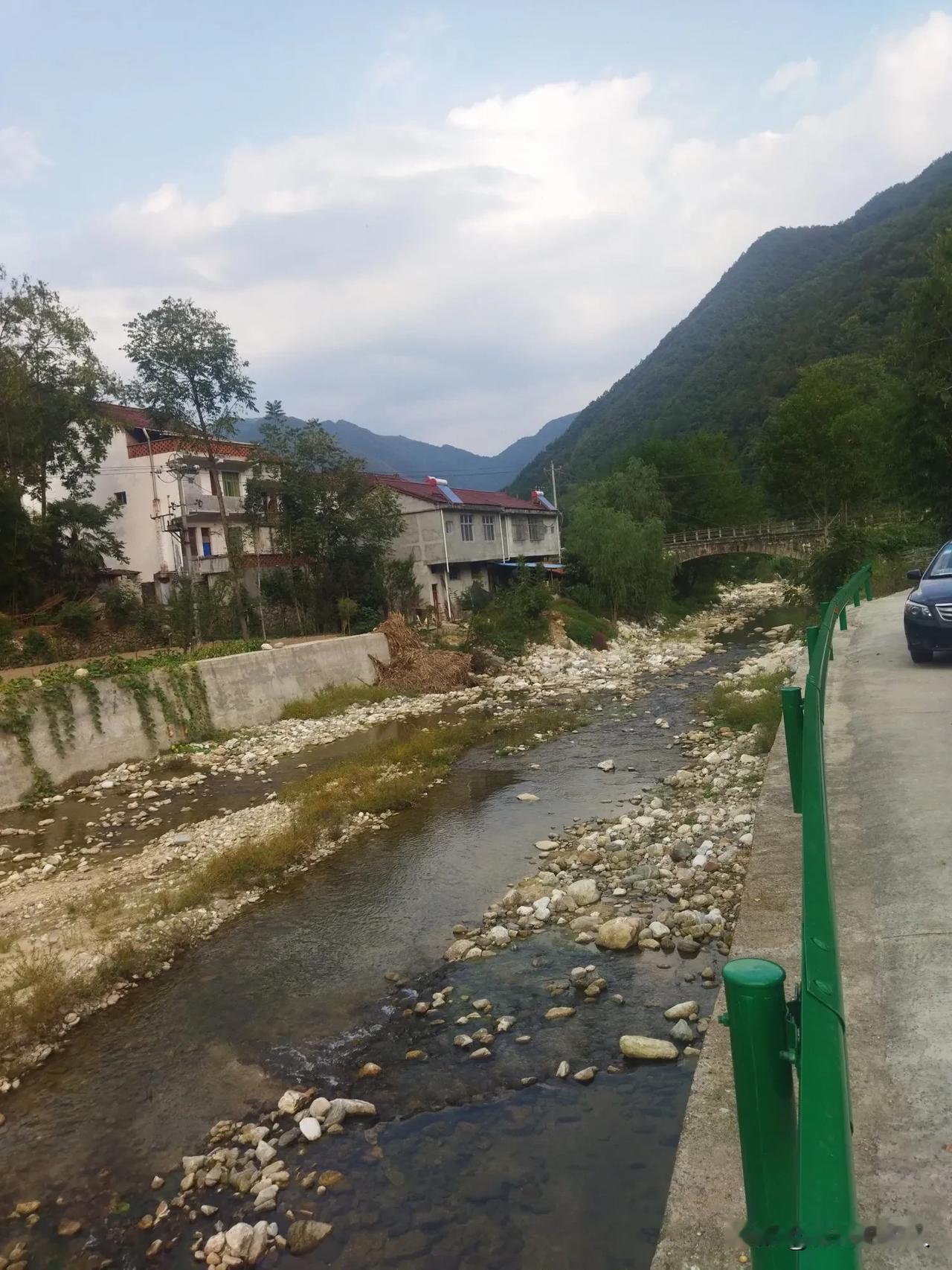 约定

互相约定莫落空，
离愁飘荡在心中。
人生半世最懂情，
得到岂肯把手松。