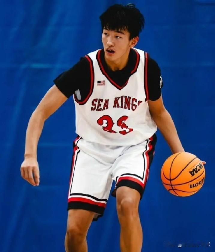 中国球员美高比赛篮下18分10篮板7助攻

近日的美国高中联赛中，中国高三球员崔