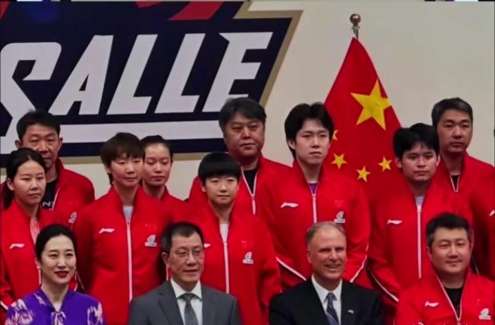 实力自带顶级C位！莎莎这张合影才是真排面
 
洛杉矶交流活动合影，孙颖莎稳稳占据