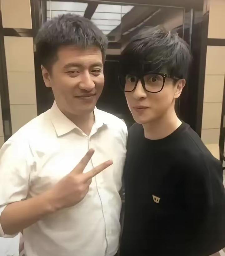 张雪峰这人太讲义气了！
当年薛之谦被全网黑到抬不起头，人人都躲着，生怕沾一身麻烦