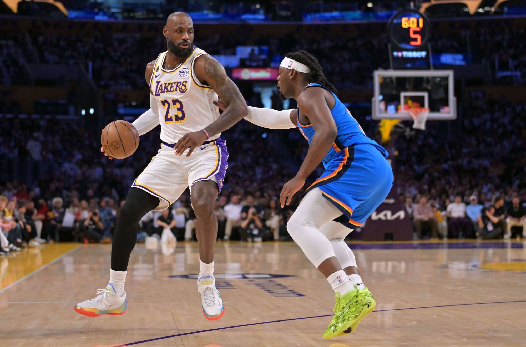 资深记者David Aldridge：在上赛季次轮被雷霆横扫之后，詹姆斯确实考虑