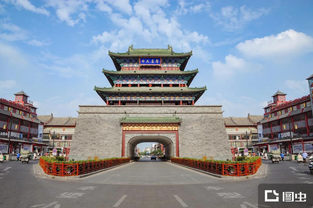 古道热肠河南人
2023年7月7日，河南开封人李滕辉路过三明市沙县一个加水站，奋