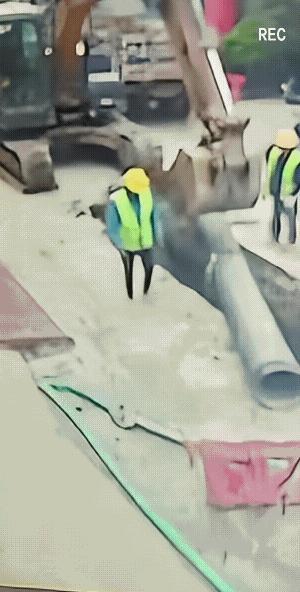 施工现场，不仅不带安全帽、不干活，而且眼睛盯的还是手机。
虽然被碰了头，不仅仅自