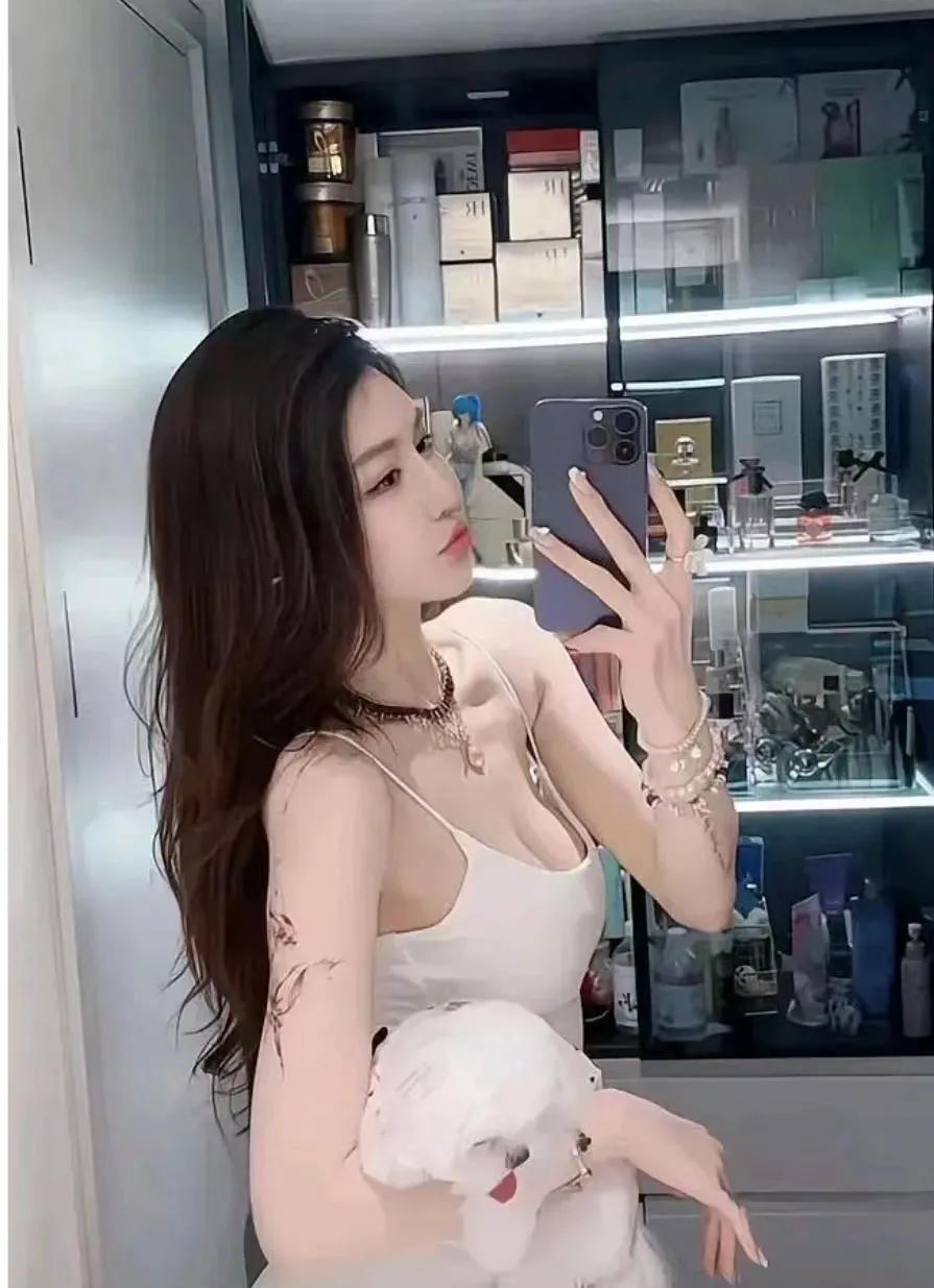 在那个被晨雾轻笼的清晨，他漫步至清幽的水边，偶然间，他看到了她。她的青丝如瀑般垂