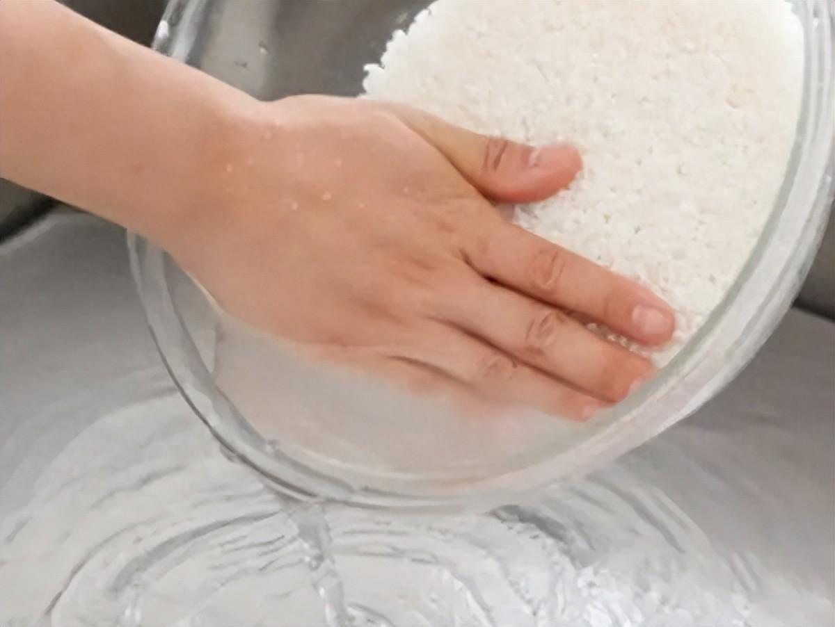 淘米水直接倒掉？邻居阿姨骂我“败家”！学会这几招，一年省下好几百
每次淘米，我端