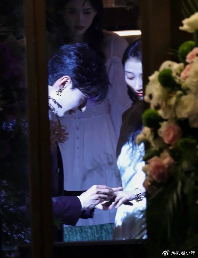 《红掌》关晓彤陈星旭求婚路透亲吻、戴戒指、紧紧相拥一连串动作下来，满屏都是快要溢