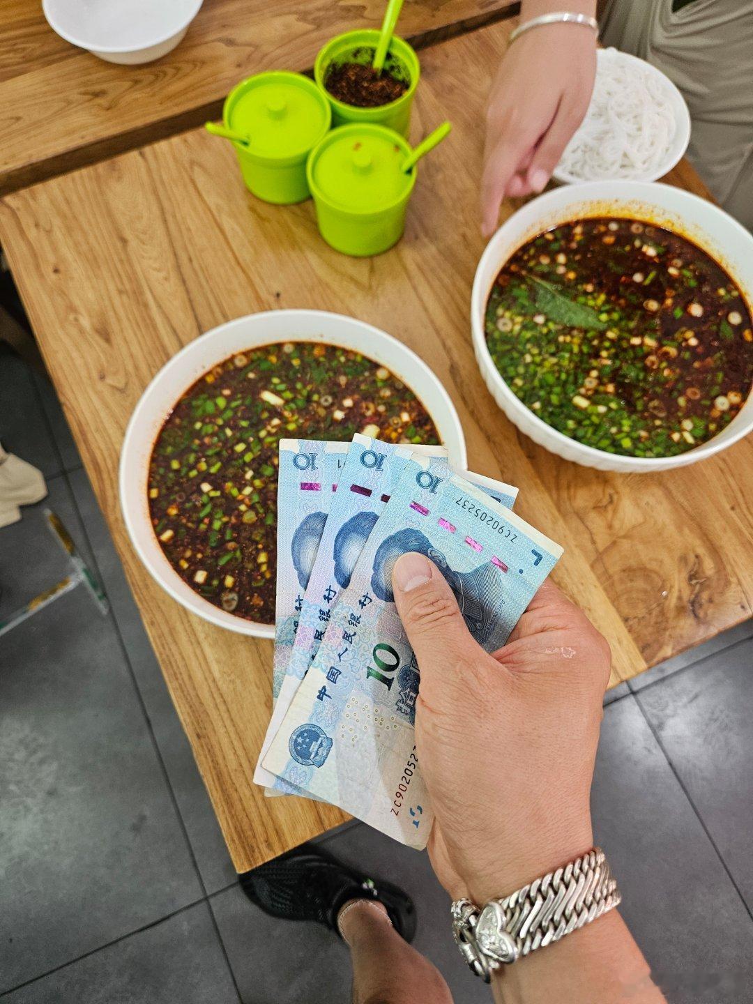 甩一碗个旧麻辣米线，脊肉筋加三线肉，麻辣过瘾，小区附近上百家小吃店就是好啊！勒紧