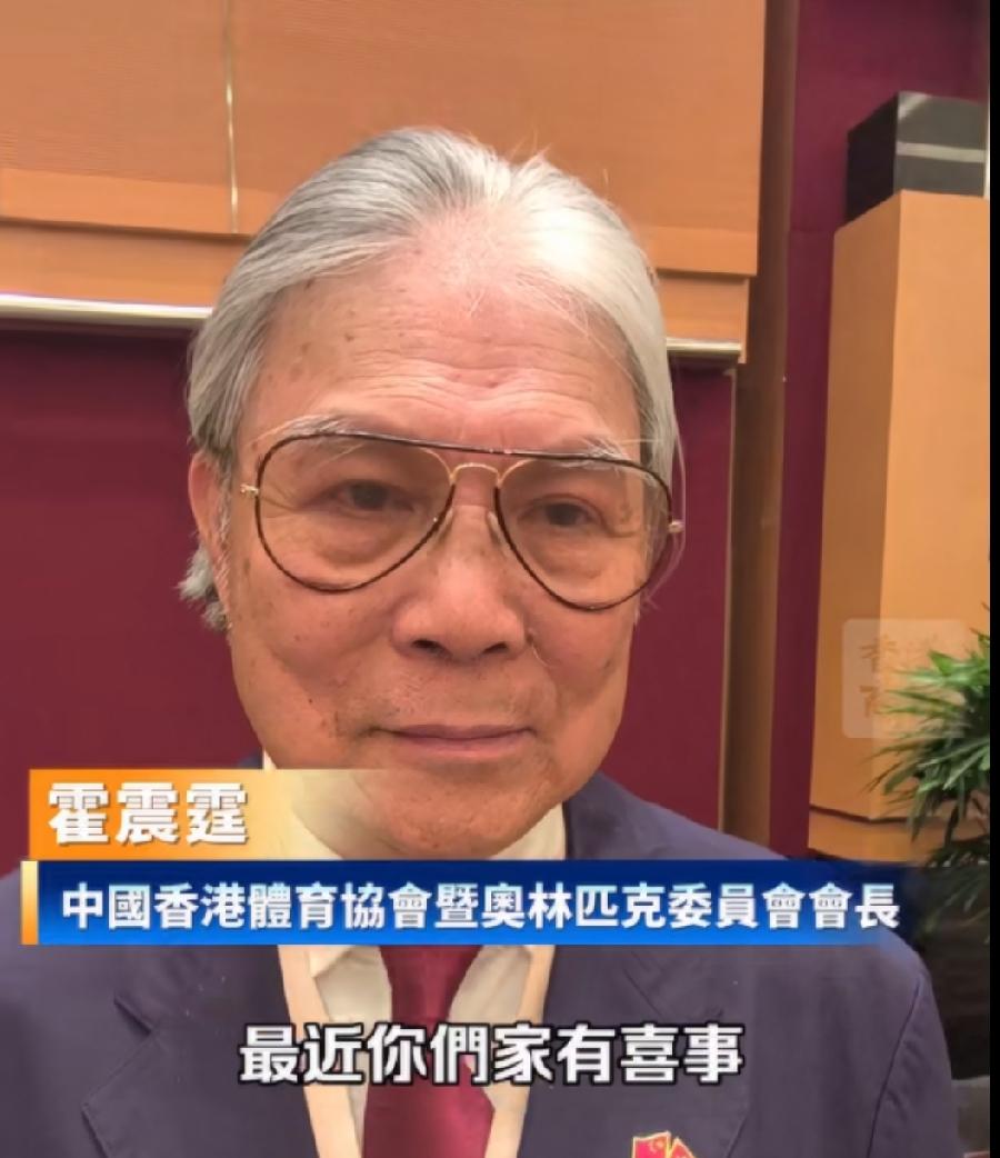 记者问霍震霆对霍启山女友娜然满不满意？

他表示喜事还是问他本人的好，让霍启山亲