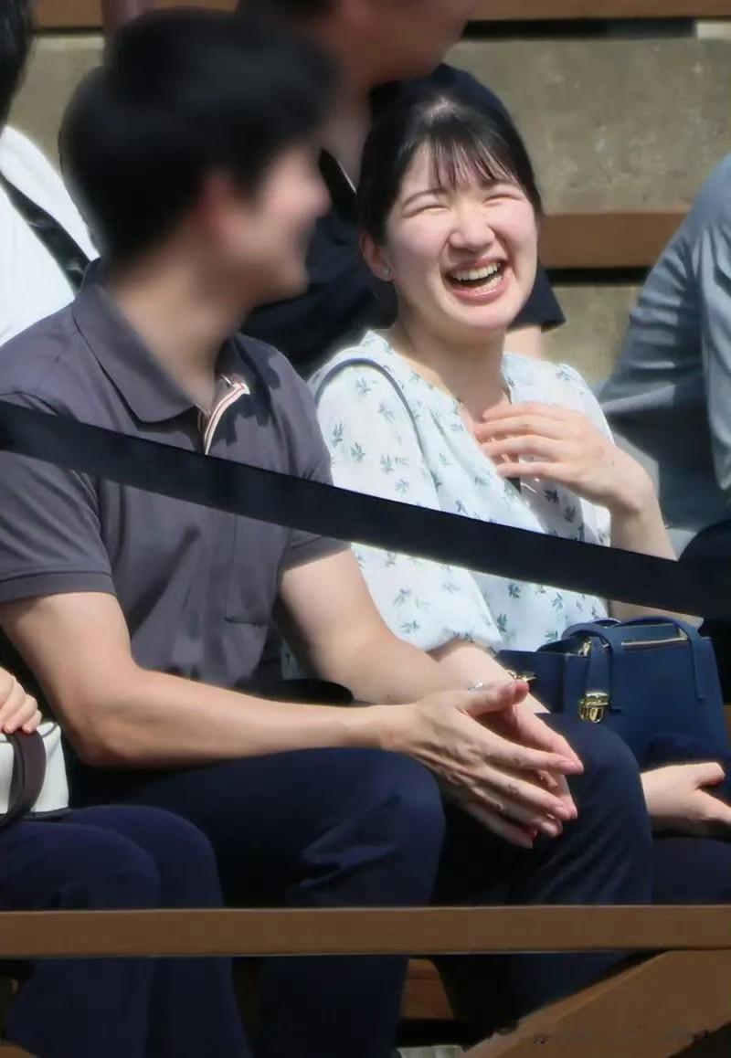 疑似公主恋爱了吧！被拍到爱子公主和一位男性友人结伴出行游玩，爱子一脸灿烂的笑容，
