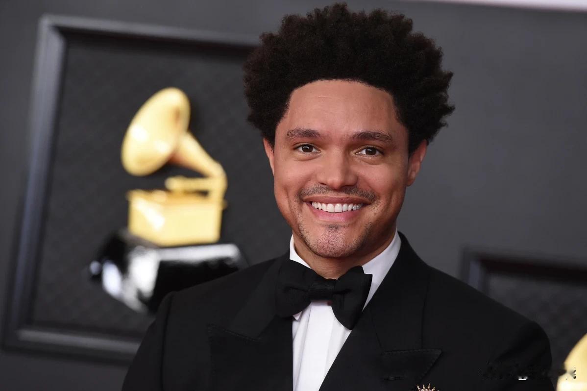 特雷弗·诺亚在68届格莱美奖颁奖典礼上，开唐纳德·特朗普总统玩笑。

诺亚下文说