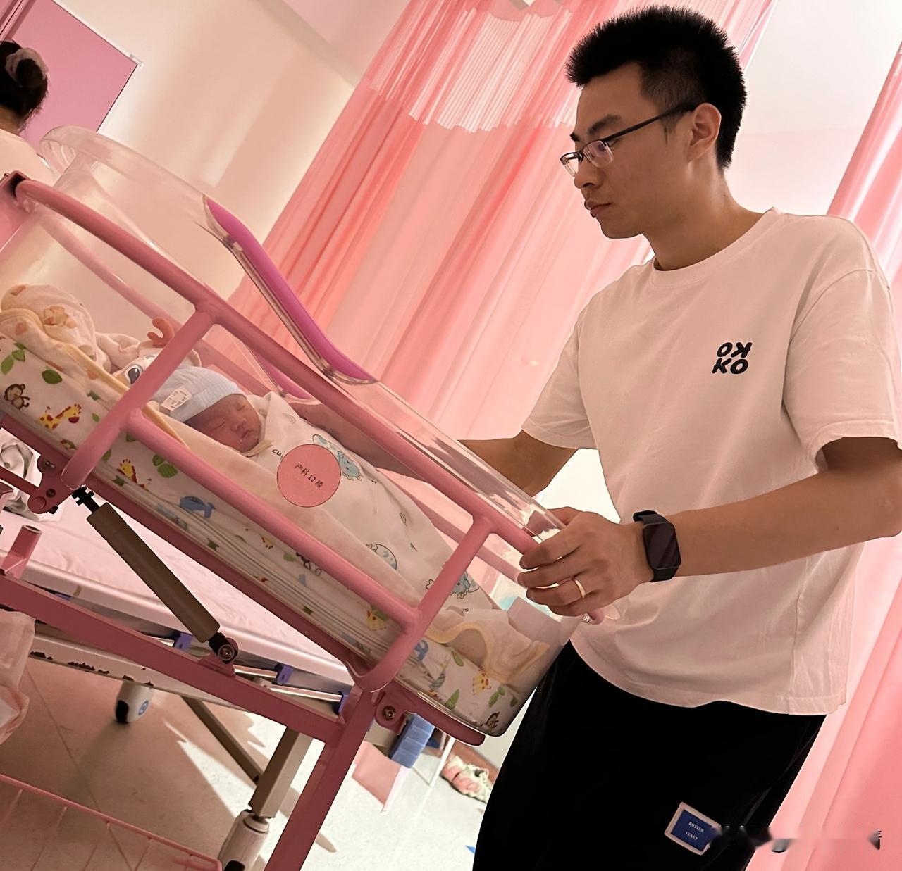 看过《动物世界》的都知道，当生存环境变得不确定时，动物会本能地暂缓繁衍计划——而