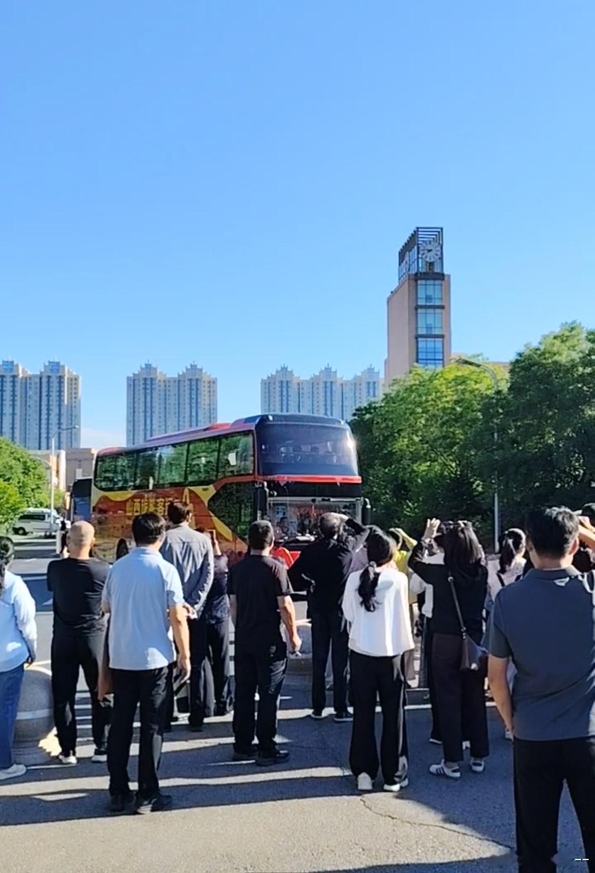 2026高考 “清北班”考生，用专门的小巴接送。今年高考考场外有两种车接送考生，