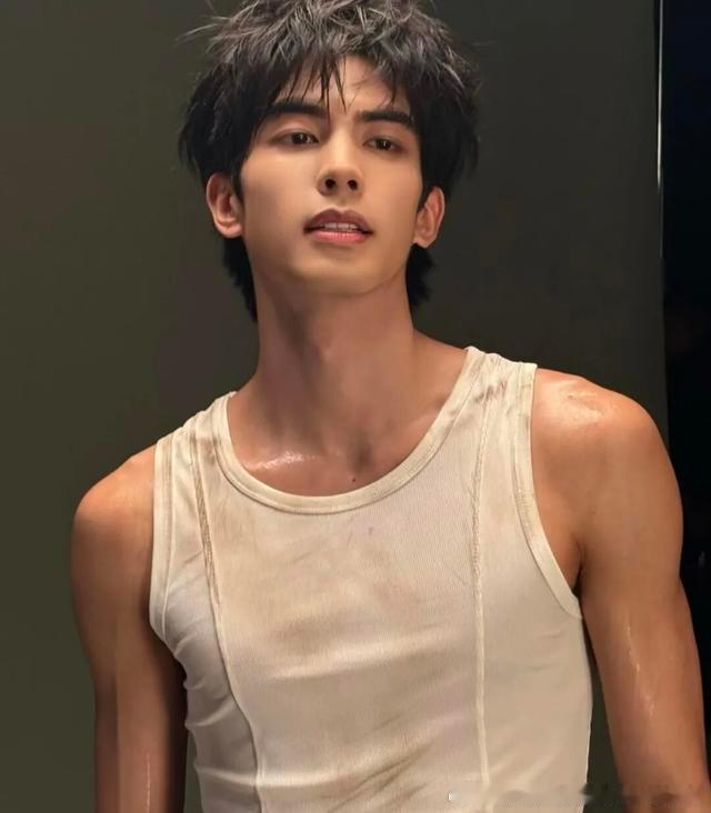 16岁的“宋威龙”缀学，成为有责任有担的男孩，从来都不丢人 