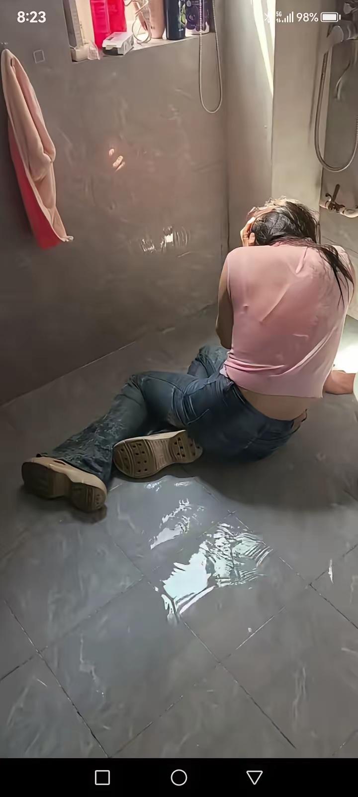活该！妻子婚内出轨，丈夫不吵不闹，一桶冷水泼醒背叛的婚姻
 
有人说，婚姻最狠的