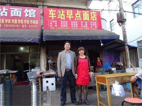 1993年，浙江23岁女孩着急赶回家，却发现路边3个衣衫褴褛的男人死死盯着自己，