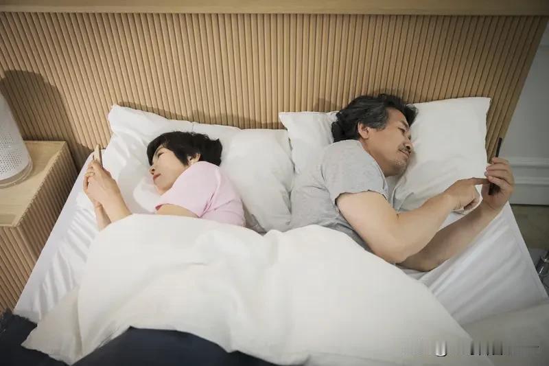 夫妻睡前聊天可不能只说晚安。一项调查显示，每周深度沟通的夫妻婚姻满意度高出 63