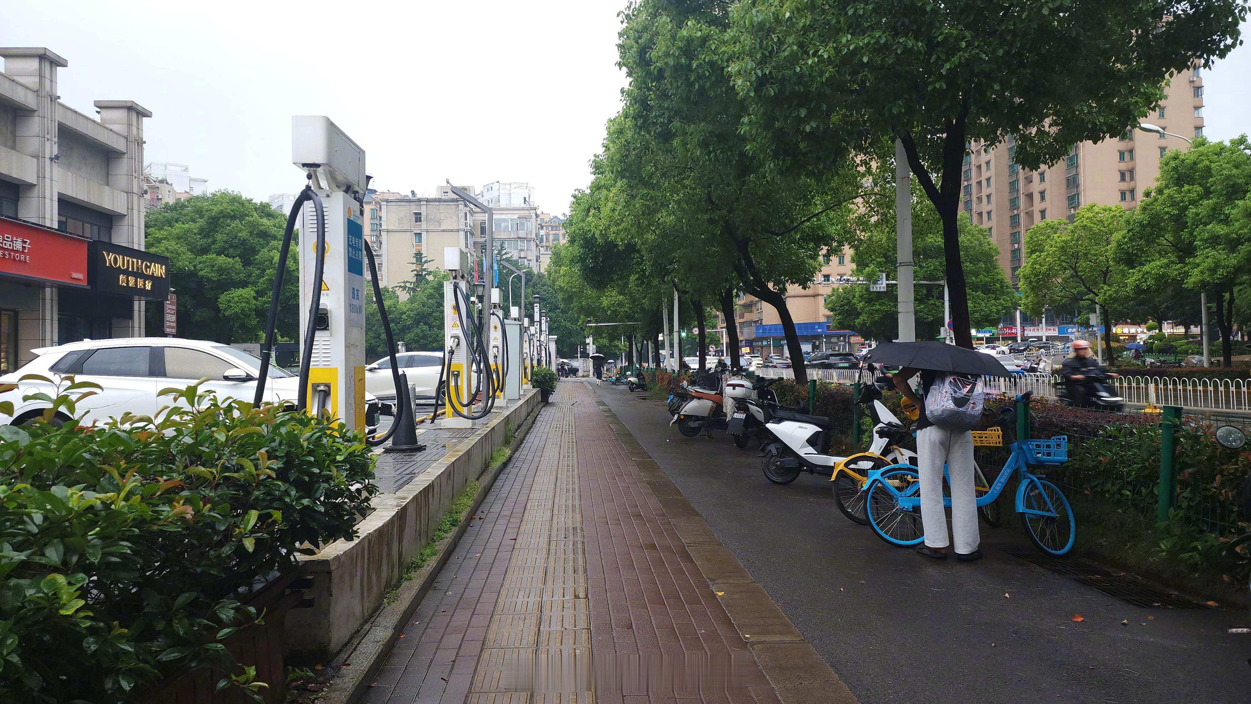 武汉武汉水务坚守一线防涝保畅刚经历完一场暴雨洗礼，原本还担心晚高峰会拥堵，没想到