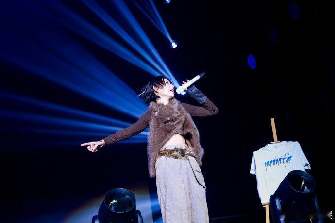 李斯丹妮谈当年快女赛制李斯丹妮直播锐评赛制，快女和声鸣远扬 2025 各有各的残