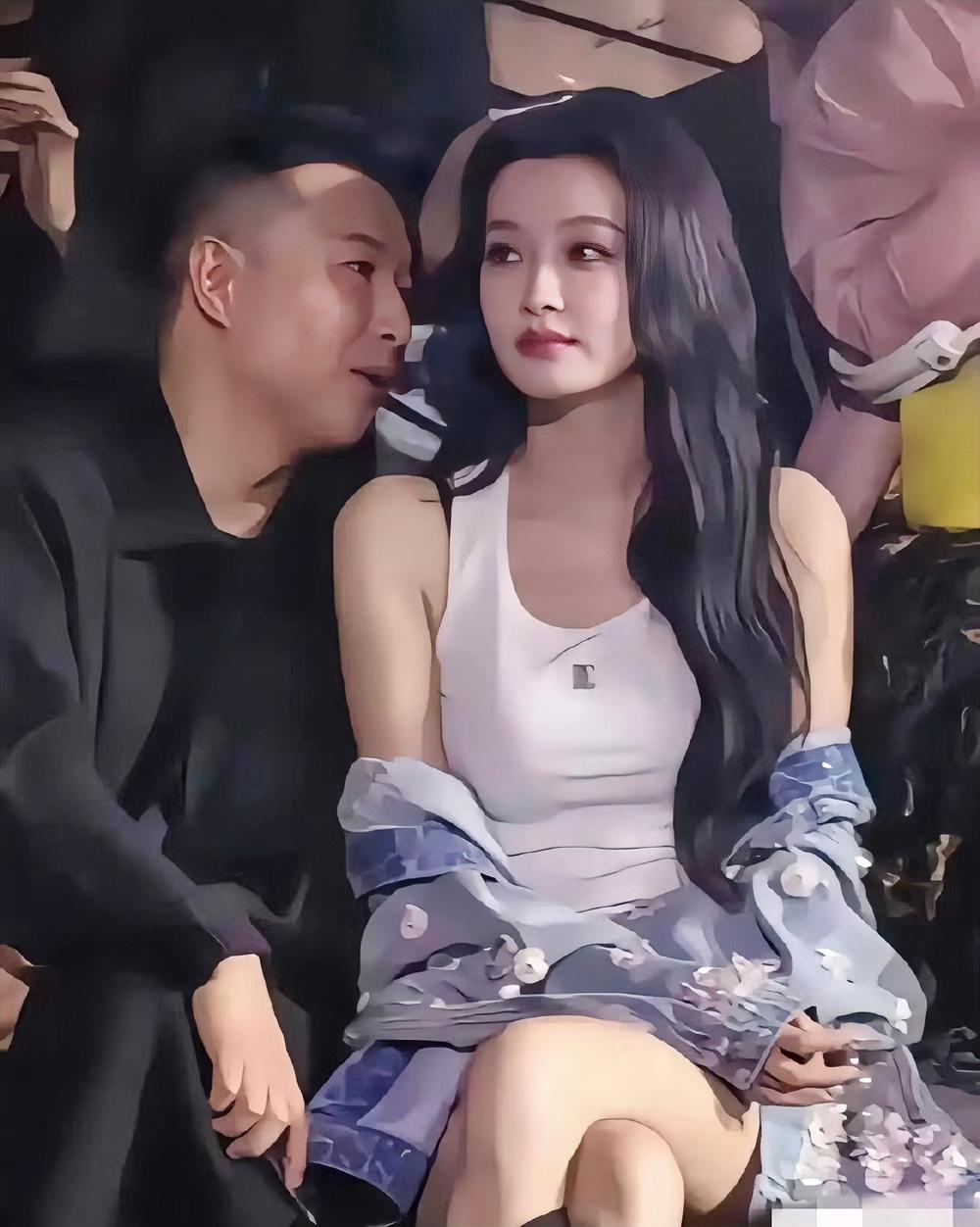 离 婚后的孙怡，
身边桃花就没有断过。
好几次被拍到和男性友人一起，令人意外的是