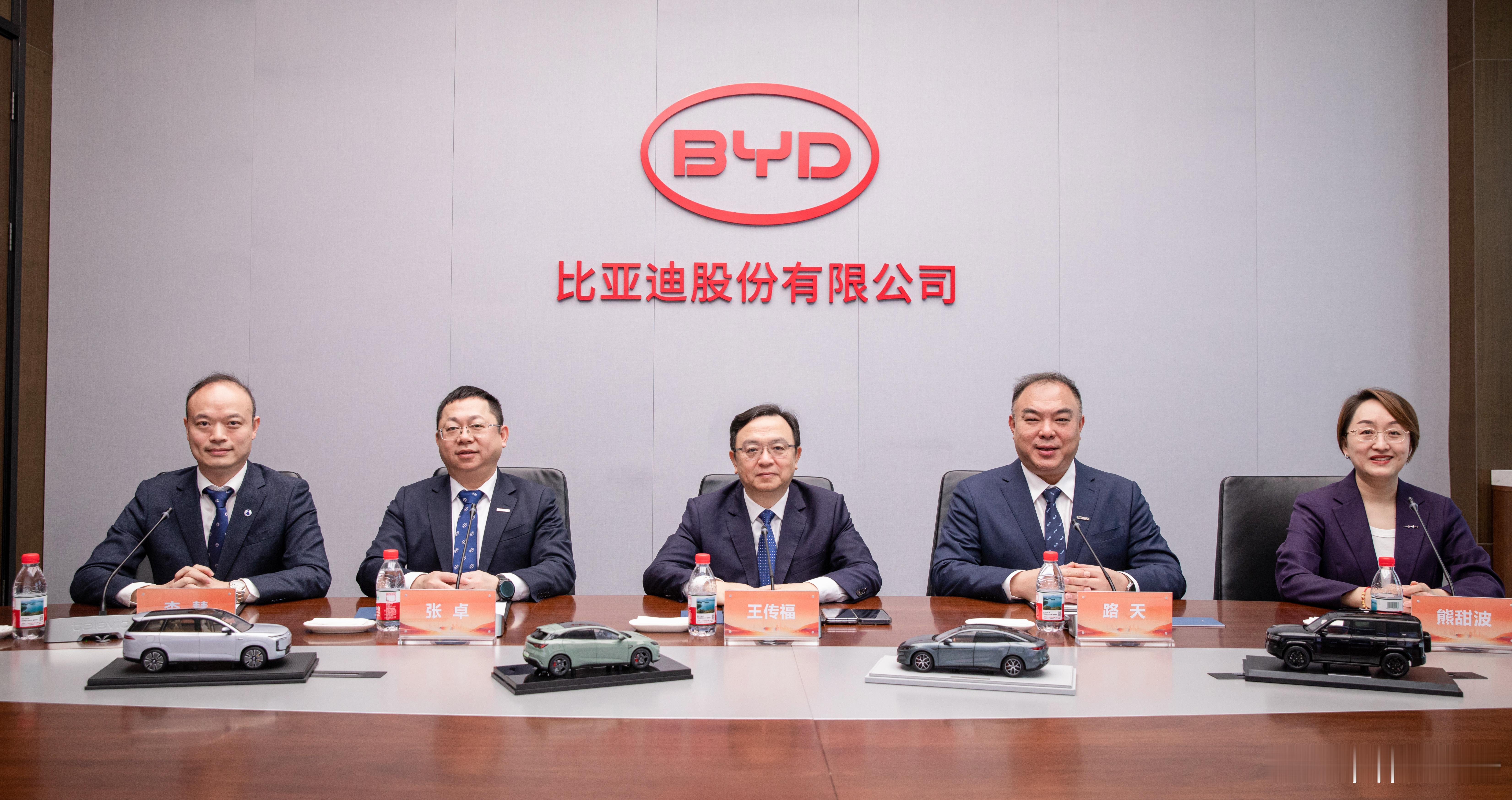 2025年12月新能源汽车产量41.98万辆，销量42.04万辆；本年累计产量4