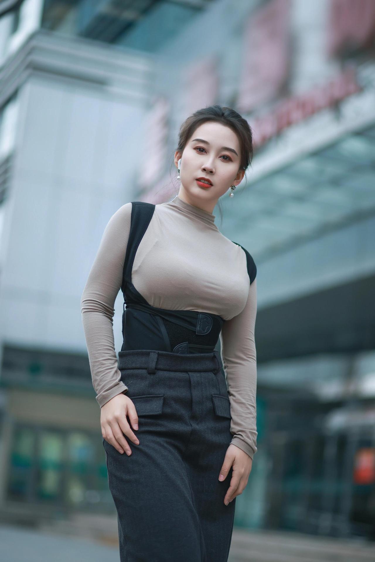 干净美丽的背带裤姐姐，气质也太好了吧。白色背带裤女