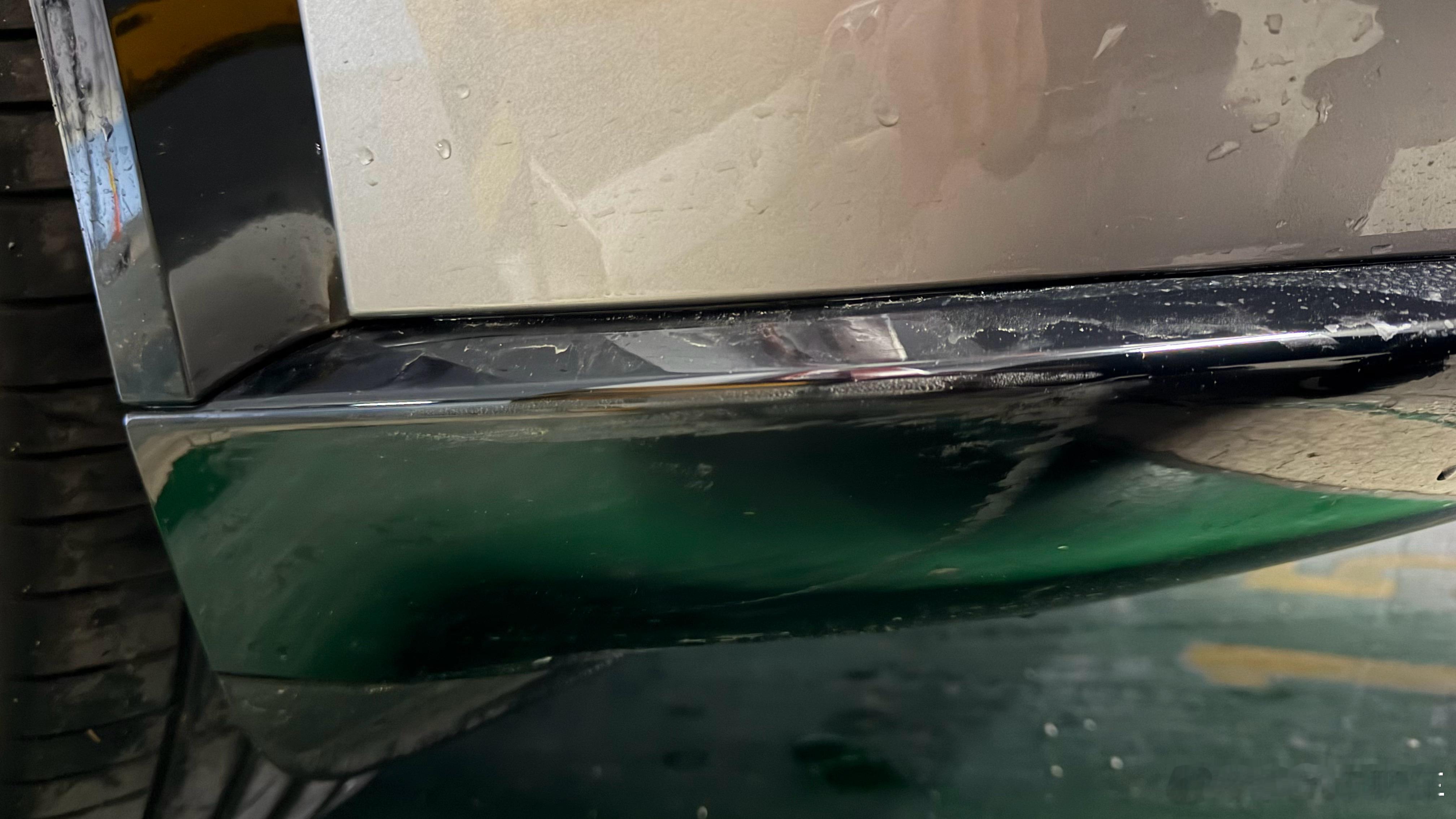 又又又蹭到了，还好车衣挡住了小米汽车