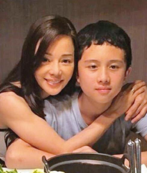 畸形的爱到底有多可怕？台湾女星狄莺，坚持母乳喂养12年，与儿子同床15年，就连儿