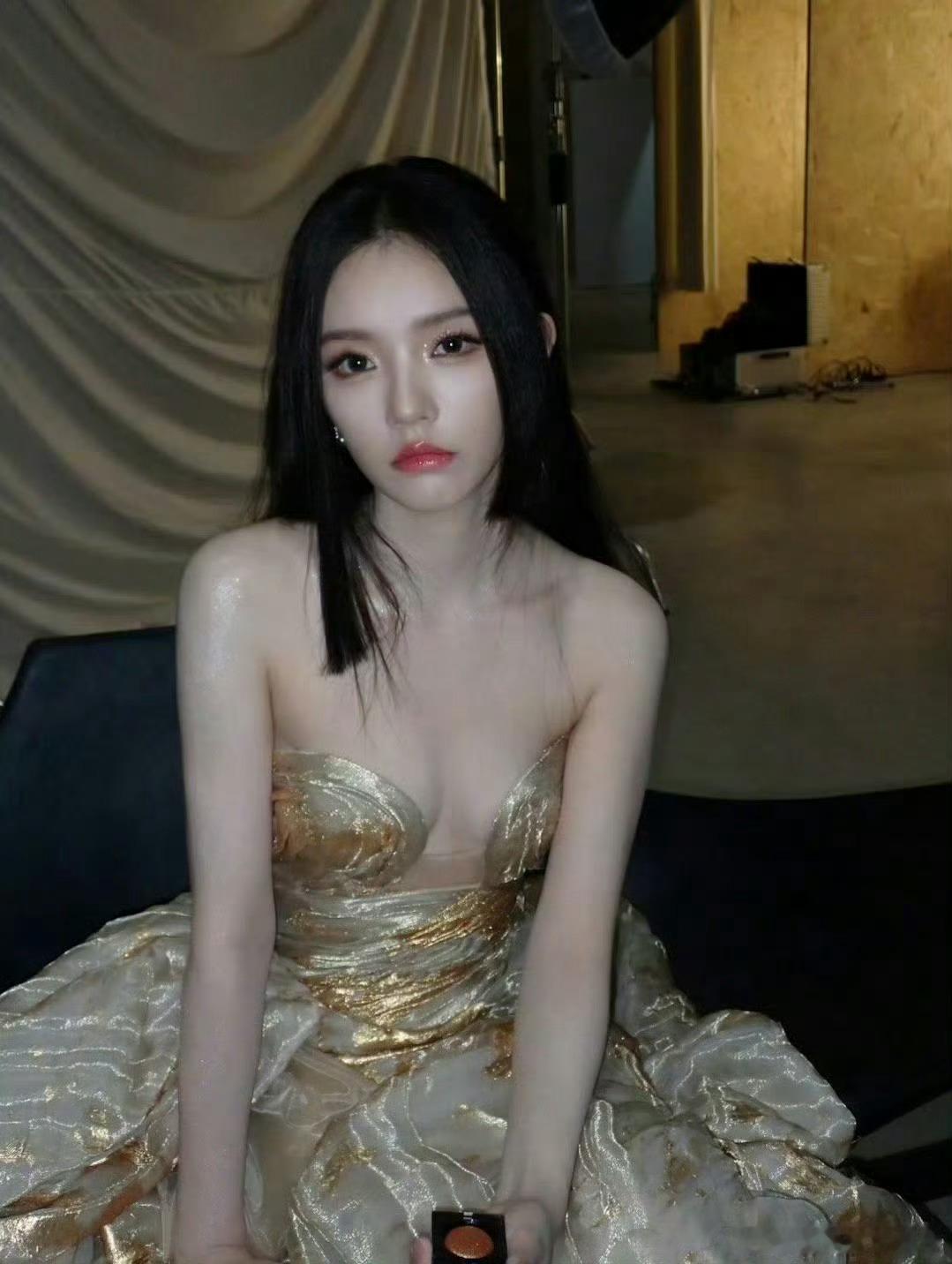林允 就喜欢假假的自己 一句“就喜欢假假的自己”太真实！感叹美颜好看又自侃，沉浸