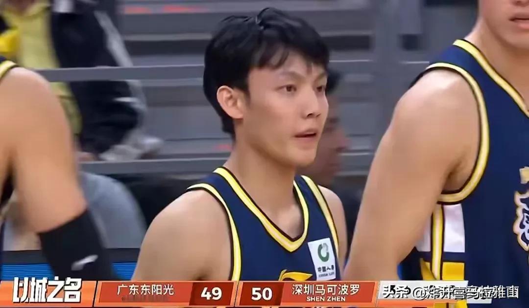 胡明轩和徐杰真的不兼容，昨晚胡明轩1投0中，只拿到2分2篮板7助攻。他首发出场但