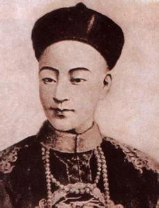 1898年深冬的一天，李莲英前往瀛台给光绪请安，发现光绪的龙床上只有一...