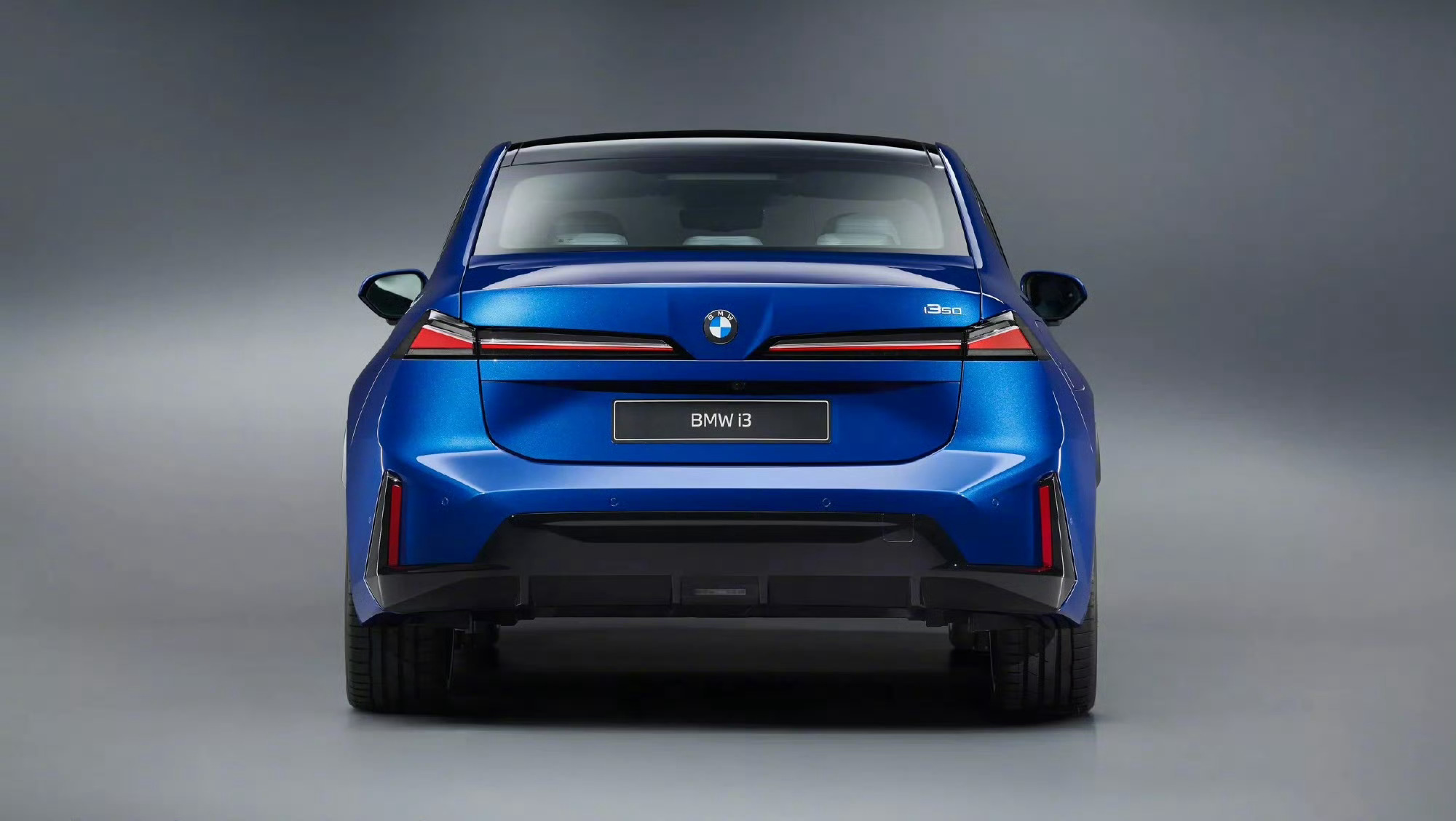 全新宝马 i3 正式发布，外观内饰国产后不得卖个 35 万啊。建议大家发布后半年