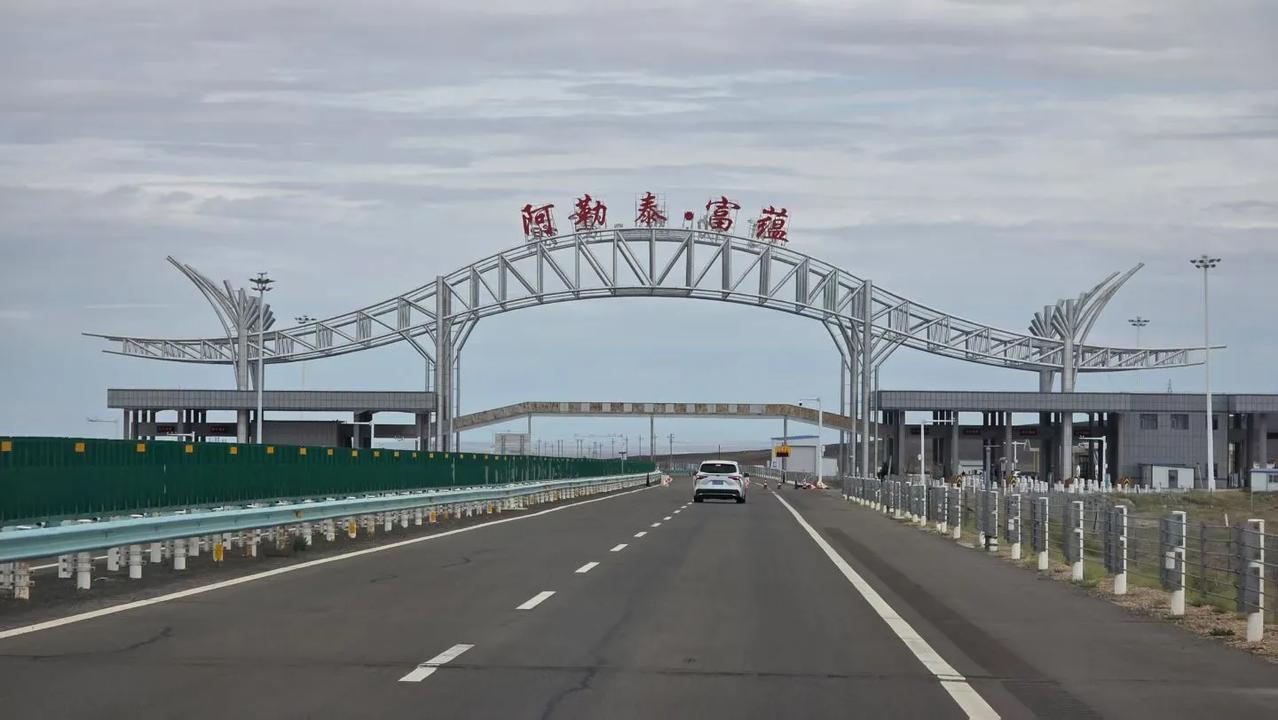 骊山旅友快乐行、可可托海：
  此次旅行，我们领略了壮观的自然与人文景致。来到可