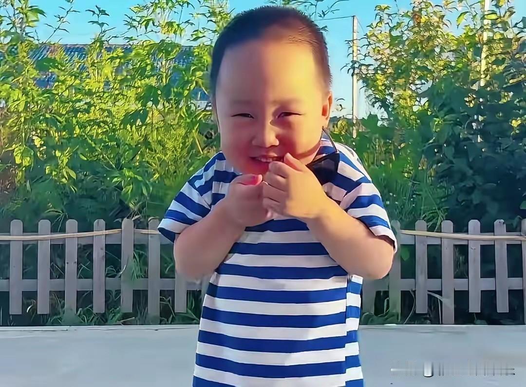 米乐妈妈放出他的全身照，头大身子小，手指很正常，动作敏捷灵活，不像大家说的侏儒。