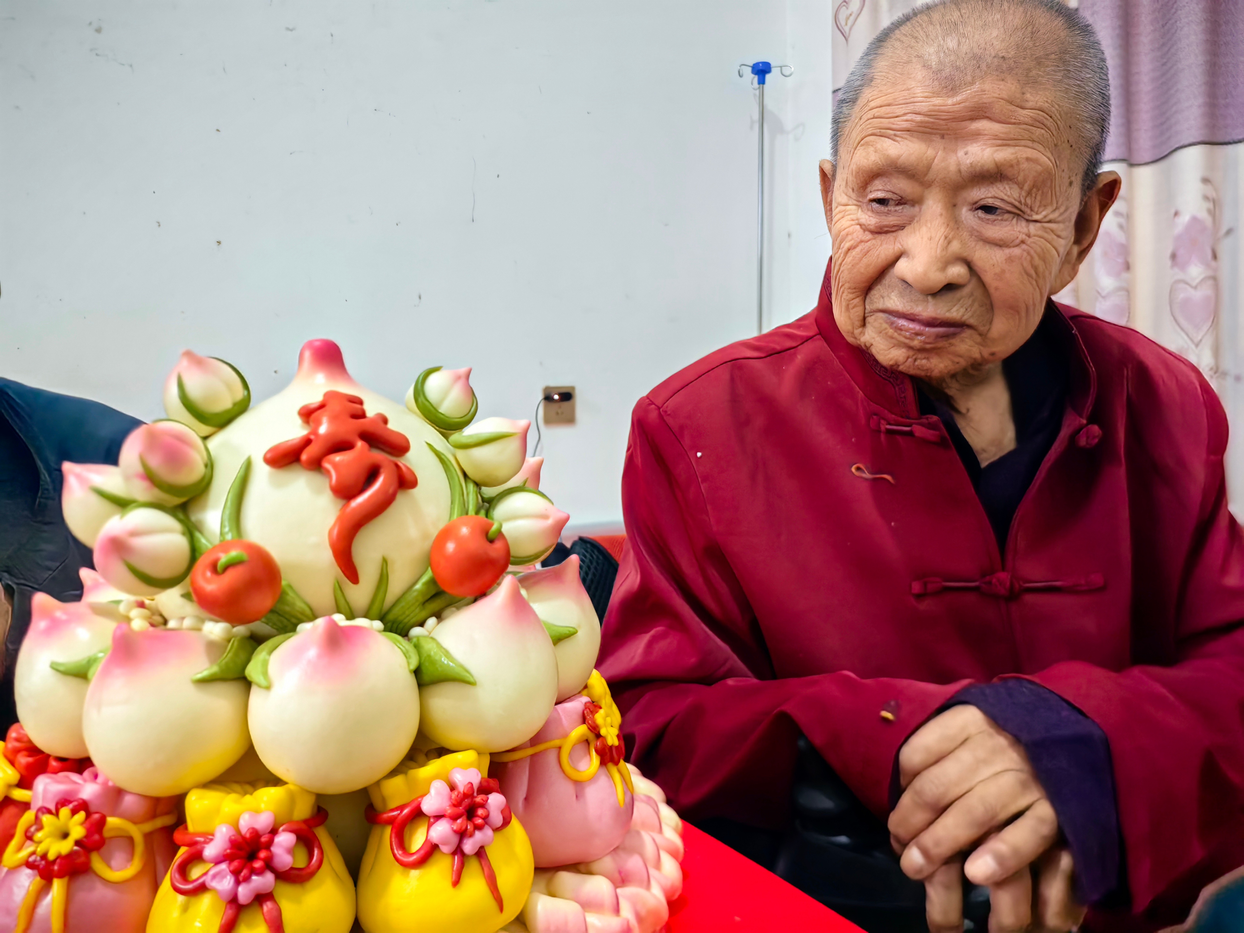 秦岭笑谈 九秩荣庆！德望尊隆，福泽绵长，喜登鲐背。恭祝泰山松柏常青，福寿康宁，阖