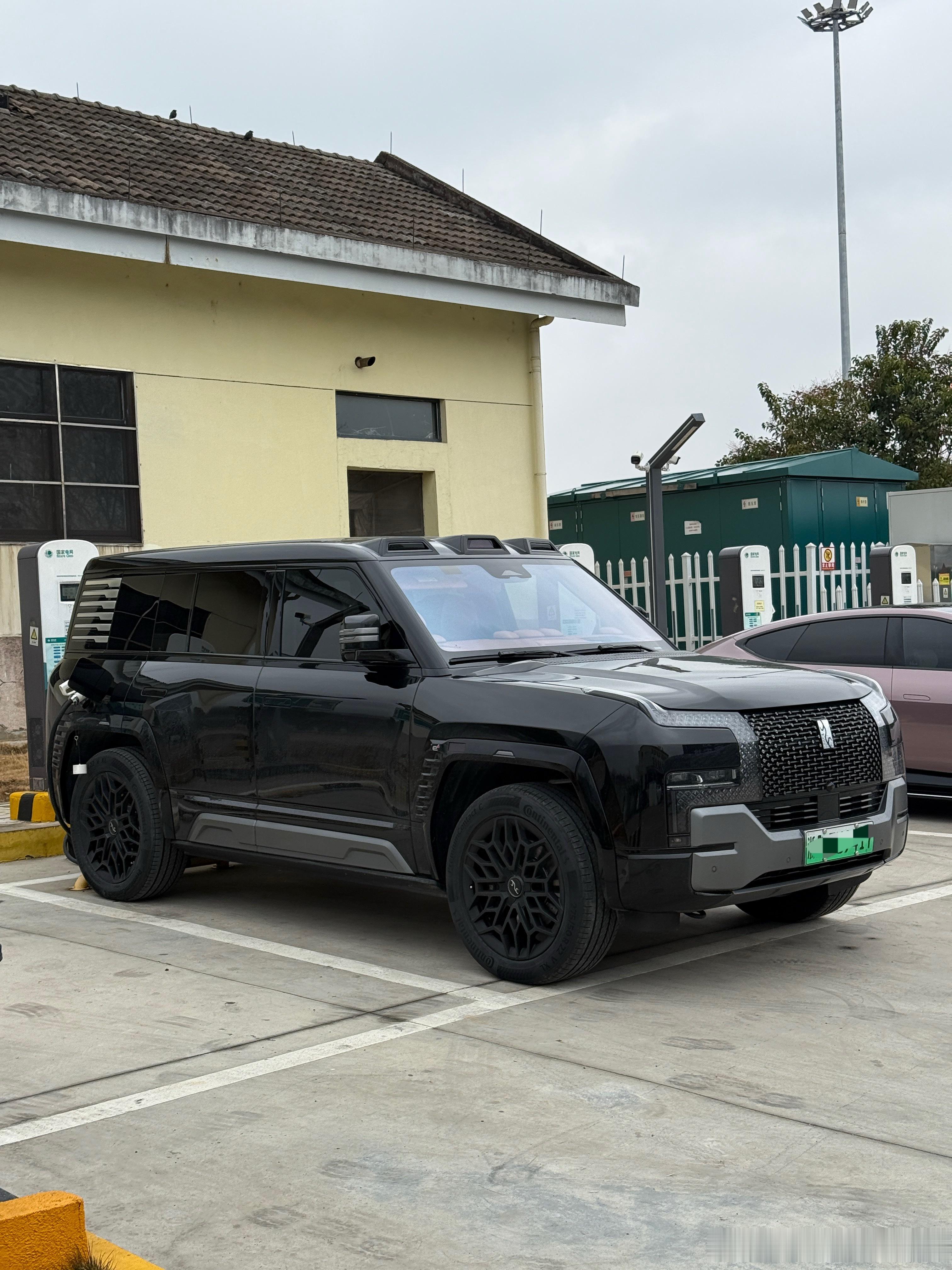 和隔壁仰望大哥以及小鹏“痛车”（痛车轮毂还挺好看）共享液冷超充 不过塔子非800