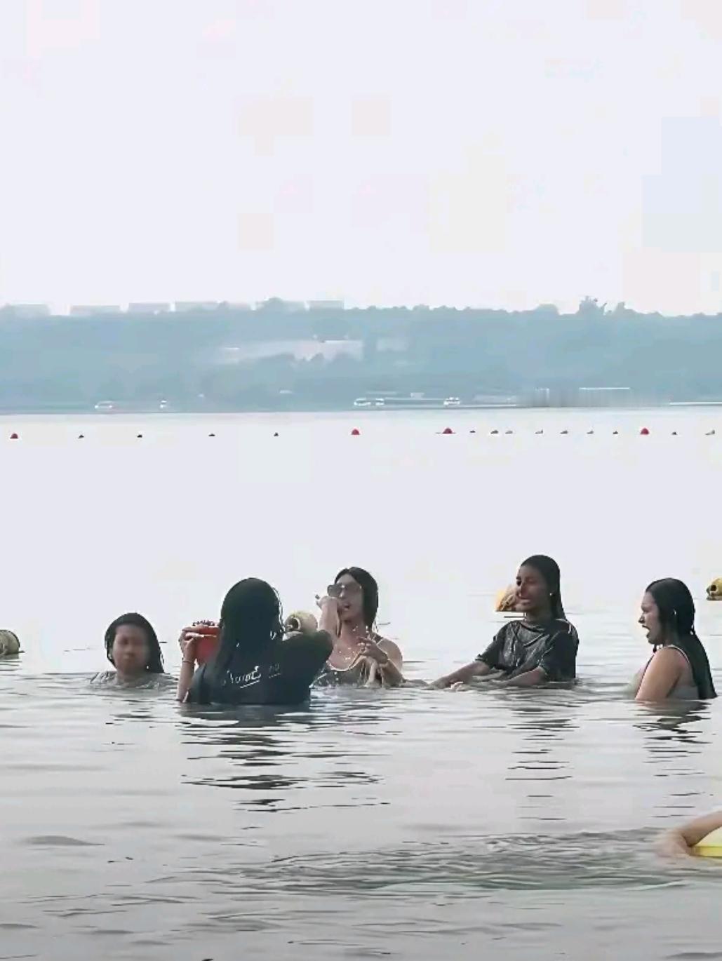 近日，山东淄博水源地之一的文昌湖水域，网友发现几个疑似印度女子在泡澡！

疑似这