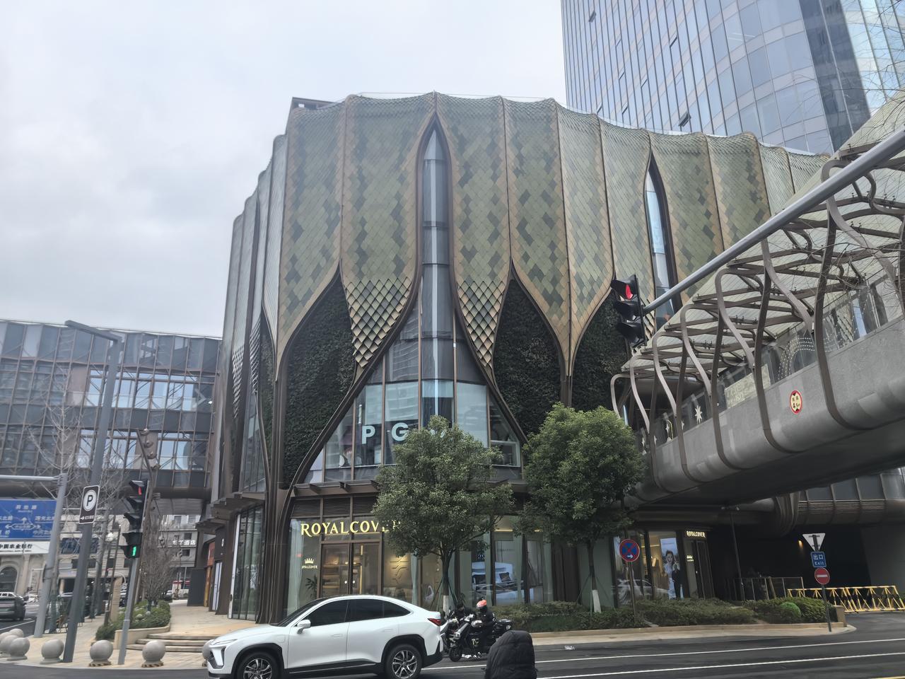 我在k11无意听到两个商场工作人员的悄悄话:这样下去怎么办啊，天天没客人
   