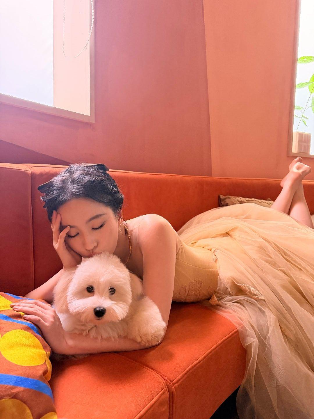 刘亦菲你是不是也太节俭了，这件大衣和lv包包去年也在用。哈哈狗又萌又可爱，难怪她