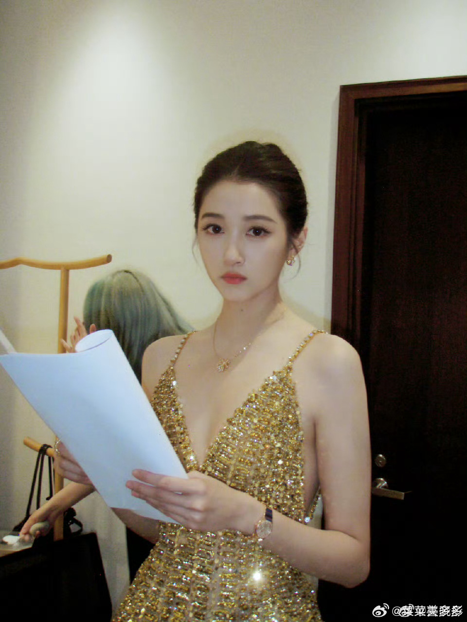 关晓彤有一种见过大世面的沉静和温婉关晓彤，年纪轻轻已当上2026年白玉兰颁奖典礼