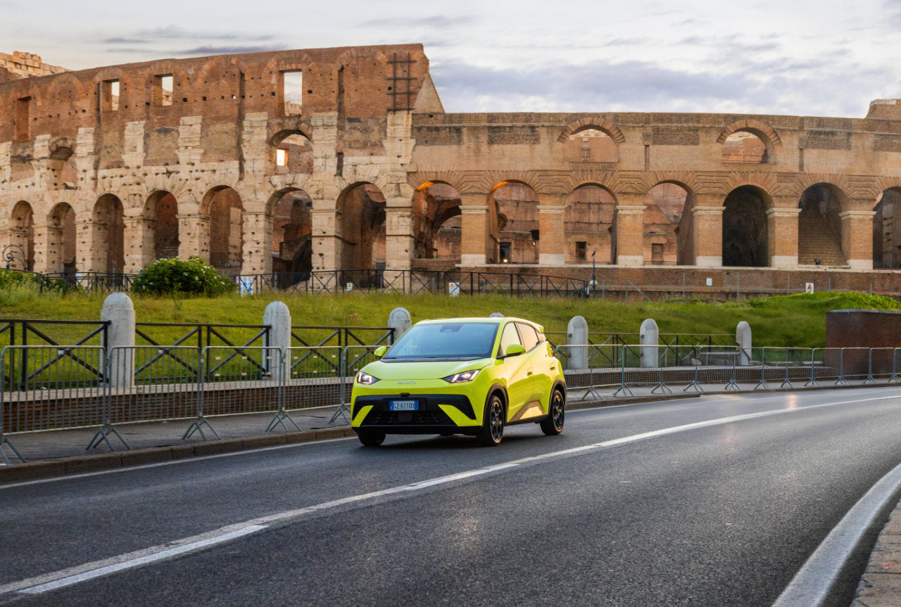 中国车企刷新历史！近日，全球车企2025年销量数据已公布，比亚迪以全年460.2