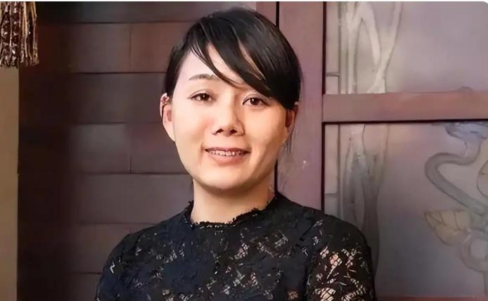 1994年，四川一个16岁女孩为了帮哥哥还债，辍学外出打工。她在一家餐馆端盘子，