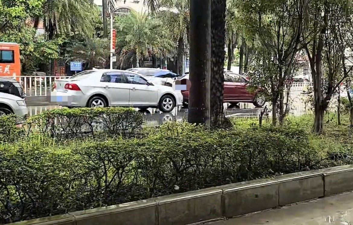 【玉林某检测站路段发生几车追尾事故】近日，网友爆料称：玉林市某检测站门口路段发生
