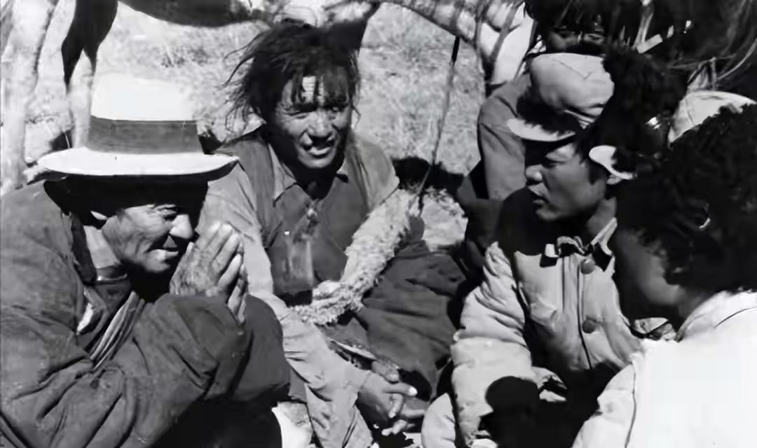 49年，一蒙古奴隶找到我军，众人大惊：他竟是走散12年的红军营长
 
一九四九年