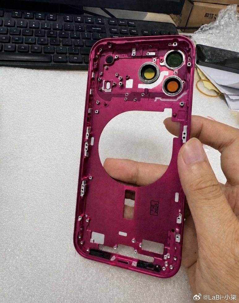 iPhone18 Pro Max配色，今年新增两款新色：雾面浅蓝和深樱桃红，还有