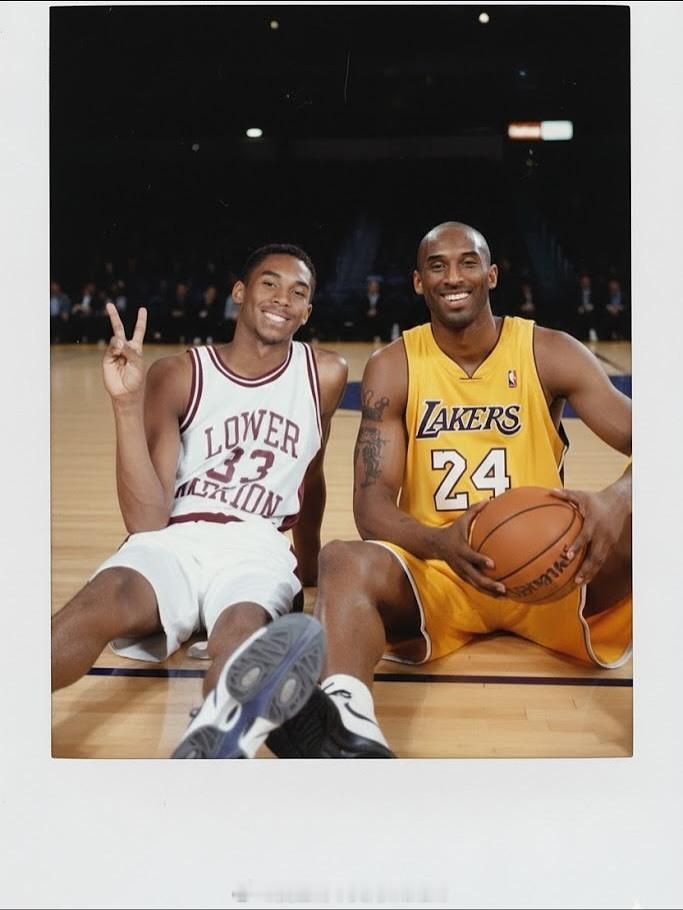 合影年轻时的自己，满眼都是18岁的模样