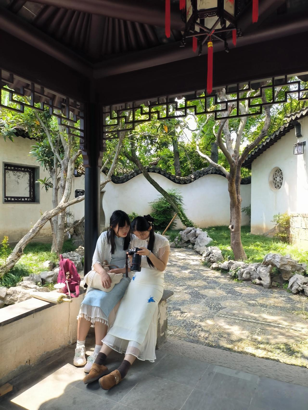 为什么女性都想有一个异性知己女性天生柔弱，遇到问题需要有人帮助。只要有人对她好，