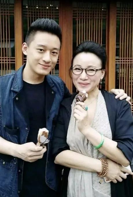 幸福的“双萍”–-单仰萍 王志萍
跟她们的老师王文娟一样，事业有成，家庭美满！
