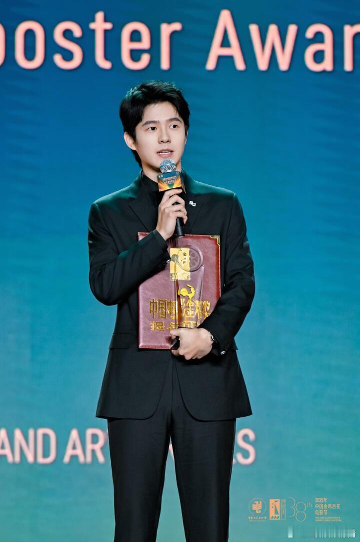 与金鸡影帝失之交臂，千玺在台上拿奖时，他在台下笑得很开心，论演技，他与他平分秋色