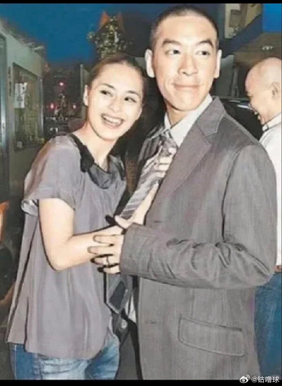 那些年狗仔拍到的明星情侣们，有些成了夫妻，有些老死不相往来。 